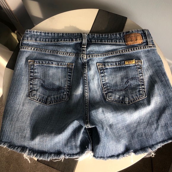 Vintage low rise Levi denim shorts - Picture 2 of 4